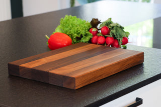 Massives Stirnholz-Schneidebrett aus Nussbaum als Hochzeitsgeschenk