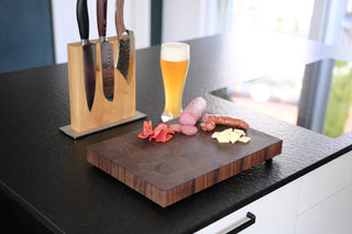 Schneidebrett und magnetischer Messerblock aus Holz als Firmengeschenk