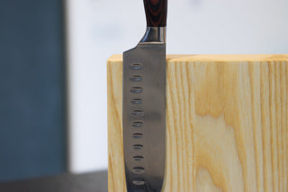 Messer hält magnetisch an einem Messerblock aus Esche